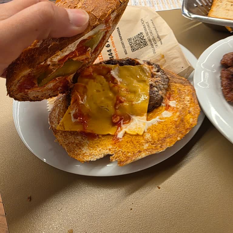 Bayat Ekmek Ve Küçük Köfte İle Kalitesiz Yemek Deneyimi