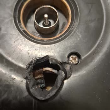 Media Markt'tan Alınan Grundig Çay Makinesinin Tabanda Yanması Ve Otomatik Kapanmaması