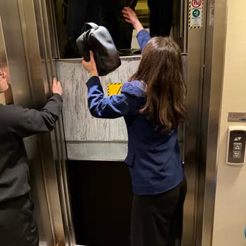 Hampton By Hilton Kocaeli Asansör Arızası Sonrası Mont Yırtılması Ve Özensiz Meyve Tabağı