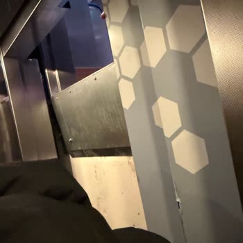 Hampton By Hilton Kocaeli Asansör Arızası Sonrası Mont Yırtılması Ve Özensiz Meyve Tabağı