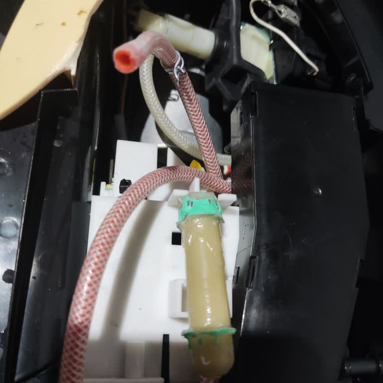 Nescafe My Cafe Kahve Makinesinde Kırılan Sıcak Su Valfi Ve Çatlak Kapağın Yedek Parça Talebi