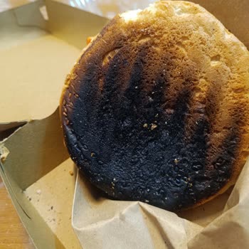 Simsiyah Yanmış Hamburger Ekmeği Teslim Edildi