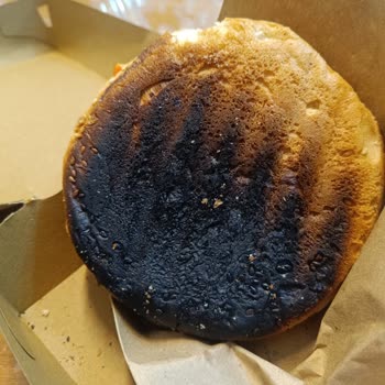 Simsiyah Yanmış Hamburger Ekmeği Teslim Edildi