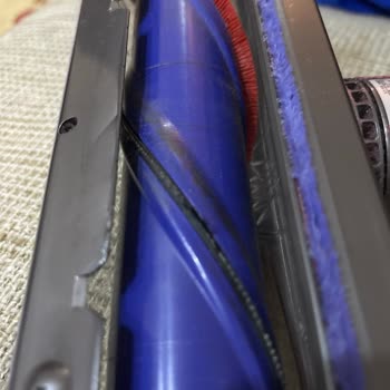 Dyson V7 Süpürgesinin Fırça Kıllarının Tek Renkte Dökülmesi Ve Destek Eksikliği