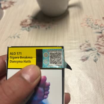 Parliament Night Blue Sigara Paketinde Naylonumsu İnce Kıl Gibi Yabancı Madde