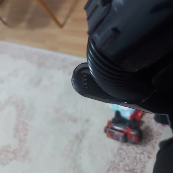 Bosch Dikey Süpürge Hortumu Kendi Kendine Kırıldı Ve Yüksek Ücretli Değişim Talebi