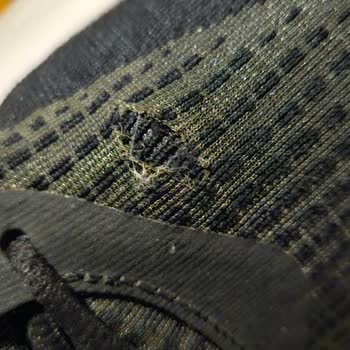 Nike Ayakkabısında Aynı Bölgeden Tekrarlanan Yırtılma, Üretim Hatası Olmadığı İddiası