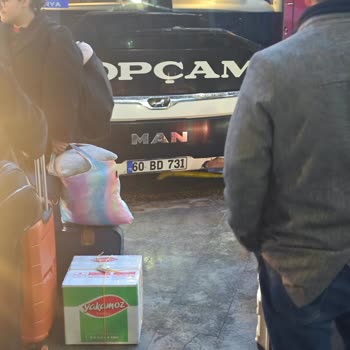 Kar Koşulları Nedeniyle Uzun Bekleme Ve Zor Aktarmada Valiz Yükleme Sorunu