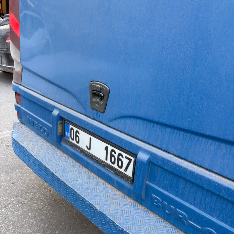 Dolmuş Şoförünün Dikkatsiz Hareketi Eşimin Bacaklarını Yaraladı