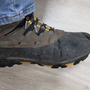 Merrell Botumda Kendi Kendine Oluşan Derin Yarıklara Değişim Talebi