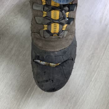 Merrell Botumda Kendi Kendine Oluşan Derin Yarıklara Değişim Talebi