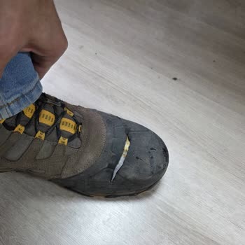 Merrell Botumda Kendi Kendine Oluşan Derin Yarıklara Değişim Talebi