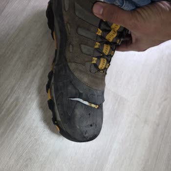 Merrell Botumda Kendi Kendine Oluşan Derin Yarıklara Değişim Talebi