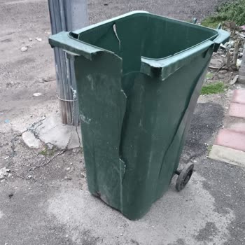 Bursa Osmangazi'de Çöp Kovasının Personel Tarafından Sürekli Zarar Görmesi Ve Tazminat Talebi