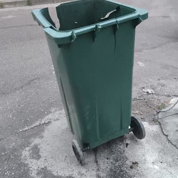 Bursa Osmangazi'de Çöp Kovasının Personel Tarafından Sürekli Zarar Görmesi Ve Tazminat Talebi