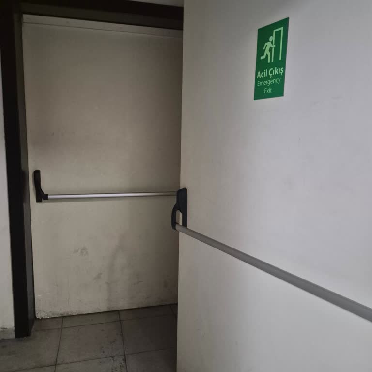 İzmir Şehir Hastanesi Nefroloji Yangın Merdiveninde Sigara İçilmesi Hastaları Tehdit Ediyor