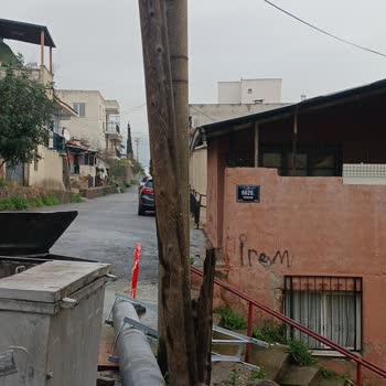 Karşıyaka’da Güvenlik Riski Oluşturan Eğik Elektrik Direği Ve Kablo Sorunu