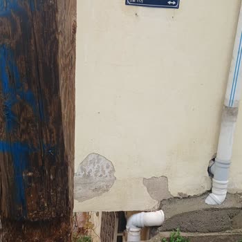 Karşıyaka’da Güvenlik Riski Oluşturan Eğik Elektrik Direği Ve Kablo Sorunu