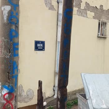 Karşıyaka’da Güvenlik Riski Oluşturan Eğik Elektrik Direği Ve Kablo Sorunu