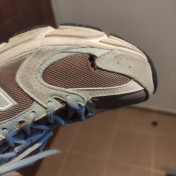 New Balance 530 Shoes Show Early Wear and Tear From Manufacturing Defect