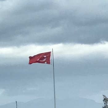 Yırtılmış Bayrağın Acilen Onarılması Ve Değiştirilmesi Gerekiyor