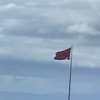 Yırtılmış Bayrağın Acilen Onarılması Ve Değiştirilmesi Gerekiyor