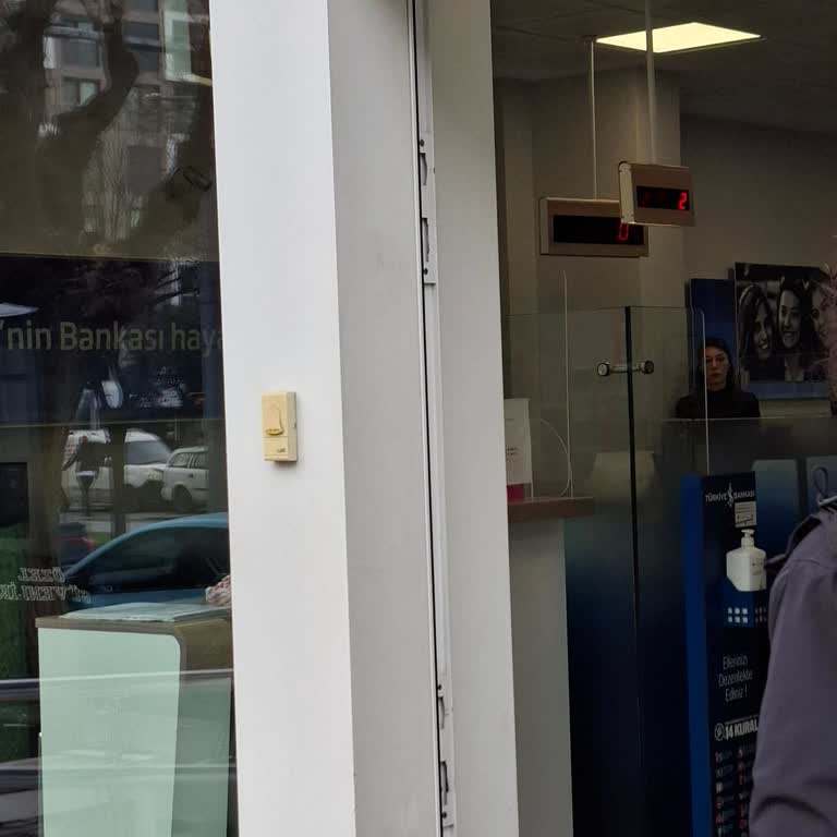 Sıra Numaram Atlama, Yarım Saat Bekleme Ve Şube İlgisizliği