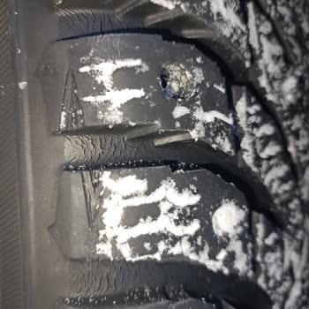 Шины Nokian Tyres Hakkapeliitta 9 трещины протектора и спуск колеса: сервис отказывает в гарантии