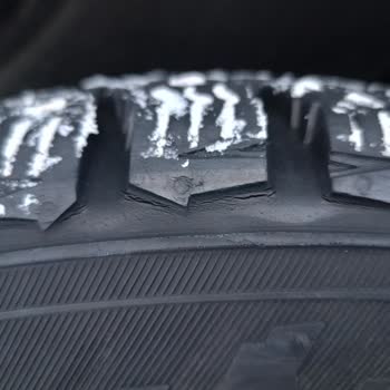 Шины Nokian Tyres Hakkapeliitta 9 трещины протектора и спуск колеса: сервис отказывает в гарантии