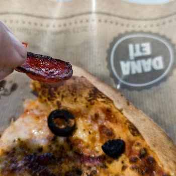 Sbarro İnce Ve Yanmış Sucuklu Pizza Kalitesi Şikayeti Ve Ücret İadesi Talebi