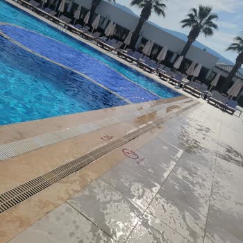 Palm Wings Ephesus Kaygan Havuzda Düşen Misafire Yetersiz Güvenlik Ve Saygısız Davranış