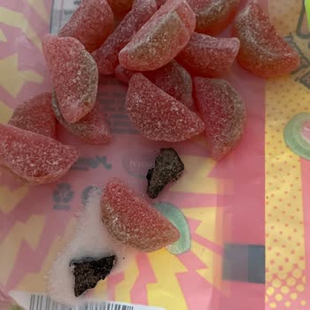 Jelibon'un İçinden Çıkan Yabancı Cisimler!