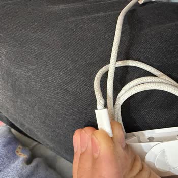 Apple İphone 17 Şarj Kablosunda Kısa Sürede Şişme Ve Güvenlik Riski