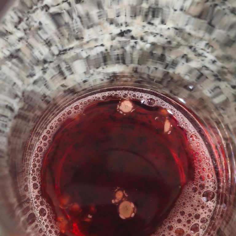 İçim Vişne Suyunda Mantar Ve Küf: Sağlık Riski Ve Güven Kırıldı