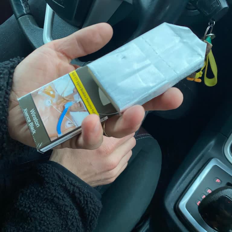 Ambalaj Folyosu Yırtılıyor Ve Winston Xsence Sigara Bozuluyor