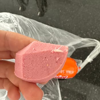 Pınar Et Ve Süt Salamın İçinden Çıkan Tüy