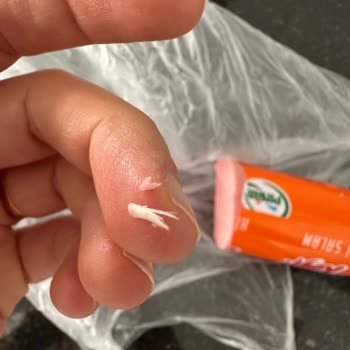 Pınar Et Ve Süt Salamın İçinden Çıkan Tüy