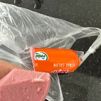 Pınar Et Ve Süt Salamın İçinden Çıkan Tüy