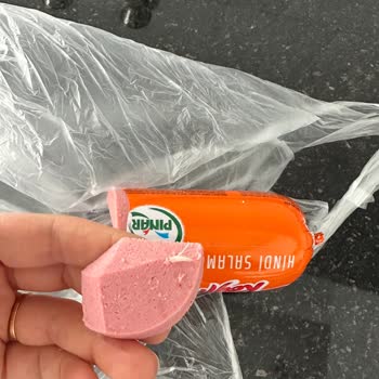 Pınar Et Ve Süt Salamın İçinden Çıkan Tüy