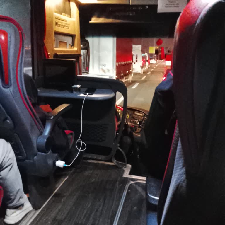 Şoför Ve Muavinin Küfürlü Ve Sigara Kokulu Davranışı