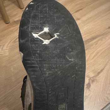 Ayakkabının Tabanı Kısa Sürede Delindi, İnceleme Sonrası Küflenmiş Şekilde Geri Verildi