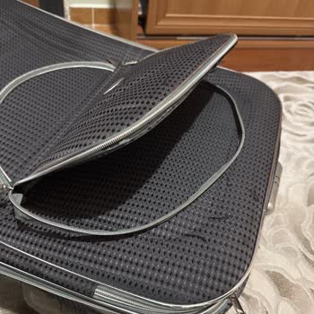 Zincirli Cep Bölmesi Yırtılan Bagaj Ve Ücretli Bagaj Arabası Şikayeti