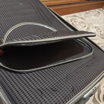 Zincirli Cep Bölmesi Yırtılan Bagaj Ve Ücretli Bagaj Arabası Şikayeti