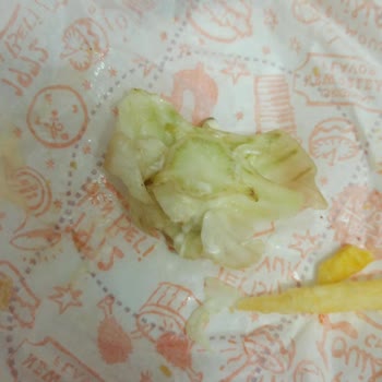 Popeyes Hamburgerinde Marul Sapı Çıktı, Hijyen Ve Kalite Sorunu