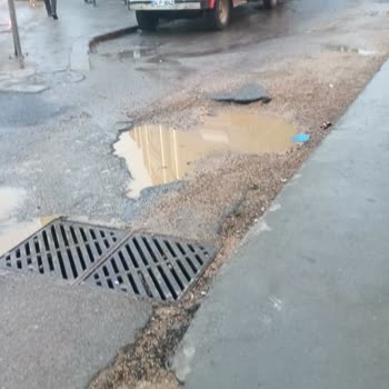 Pendik Taşocakları Sokakta Kazı Sonrası Doldurulmamış Yol Bozulması Ve Araç Hasarı