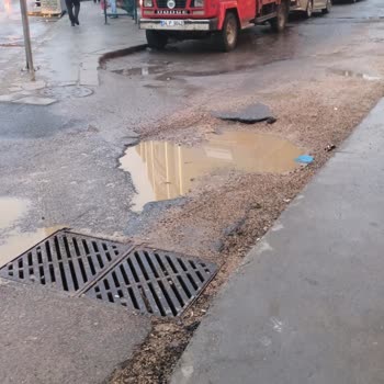 Pendik Taşocakları Sokakta Kazı Sonrası Doldurulmamış Yol Bozulması Ve Araç Hasarı
