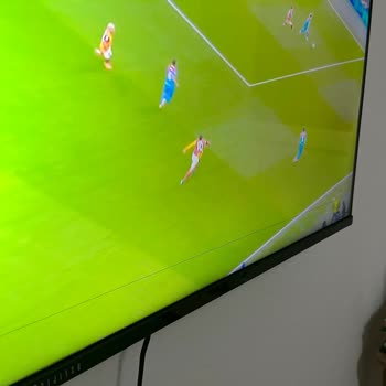 Garanti Süresi Dolmuş Televizyon Ekranında Çizgi, Hızlı Çözüm Talebi