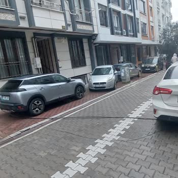 Sokakta Yere Düşen Fiber Kablolar Güvenlik Riski Oluşturuyor Ve İnternet Kesintisi Yaşanıyor
