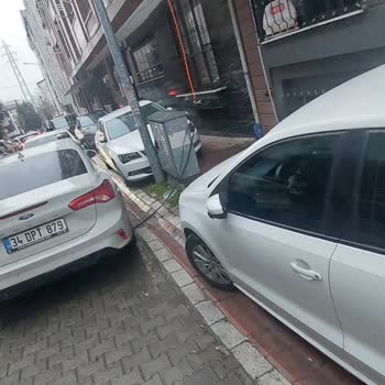 Sokakta Yere Düşen Fiber Kablolar Güvenlik Riski Oluşturuyor Ve İnternet Kesintisi Yaşanıyor