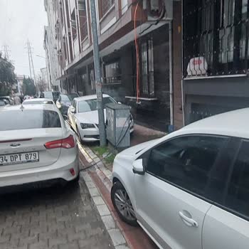 Sokakta Yere Düşen Fiber Kablolar Güvenlik Riski Oluşturuyor Ve İnternet Kesintisi Yaşanıyor